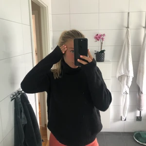 Stickad polotröja  - Svart mjuk stickad polo i väldigt skönt material. Säljer pga använder inte längre.