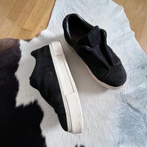 Eytys  - Svarta eytys. Har tyvärr gått sönder på båda hälarna inuti skon, men inget som syns utanpå & inget man märker av när man har dem på sig