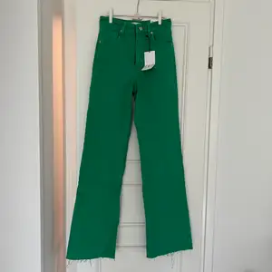 gröna jeans från ZARA i stlk 36. oanvända med lapp kvar!