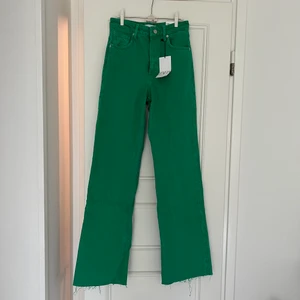 jeans - gröna jeans från ZARA i stlk 36. oanvända med lapp kvar!