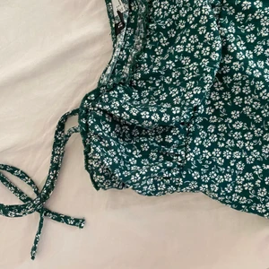 Blommig klänning  - Jätte fin blommig klänning, super fin med en ljus sweatshirt över på sommarkvällen 🍹