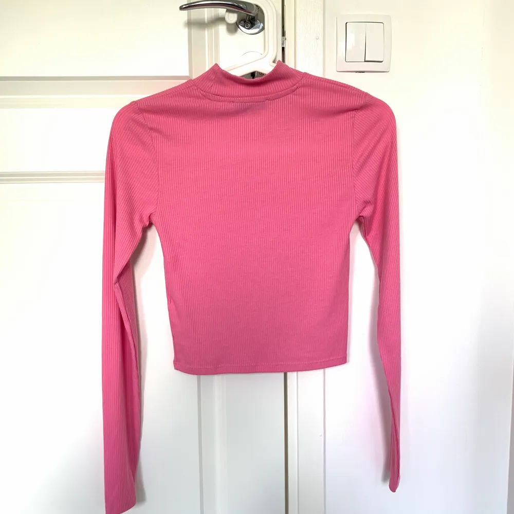 En rosa ribbad lite kortare tröja i storlek xs. Frakt tillkommer!. Tröjor & Koftor.