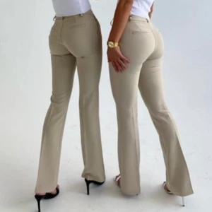 Kostymbyxor  - Säljer mina beiga kostymbyxor som är för små. Har superbra passform och framhäver rumpan. Köpta nyligen och endast använda fåtal gånger. Nypris: 430kr. Mitt pris: 200kr 