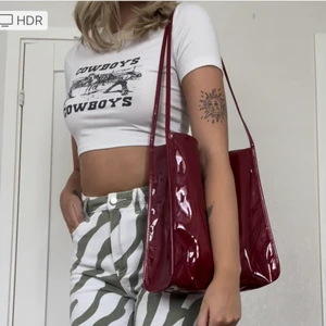 Vinröd väska  - Ger rabatt vid köp av flera plagg/accessoarer 🦋🦋 kolla min sida 💚