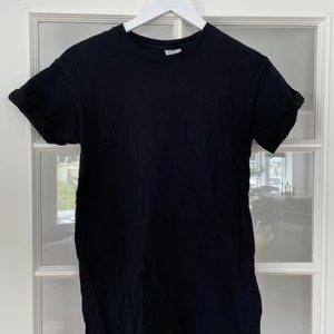 Baströja - En vanlig svart basis t-shorts till salu! Nyskick!!💗 