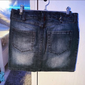 Svart Lågmidjad jeanskjol - Säljer denna supersnygga svarta jeans kjolen från h&m den är i superfint skick,men tyvärr för stor,storlek 36 (s)