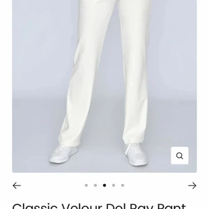 Juicy Couture Byxor  - Vita Juicy Couture byxor storlek S, köptes för två månader sedan på Juicy Coutures hemsida. Ganska så nya och passar perfekt🥰