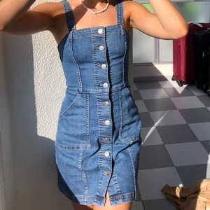 jeansklänning - Säljer den här jeansklänningen som är köpt från H&M för några år sen som är sparsamt använd och i fint skick. Storlek 32. Köparen står för frakten och betalning sker via swish 😊