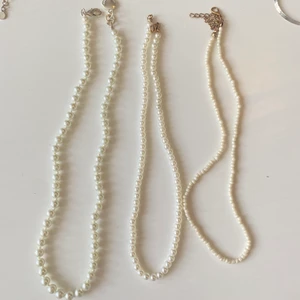 Pärlhalsband  - Halsband 1 (från vänster): från snö of Sweden, nyskick! Nypris: ca 400kr. Säljs för 150kr. Halsband 2: från shein, säljs för 10kr. Halsband 3: från shein, säljs för 10kr. Frakt 20kr🌟