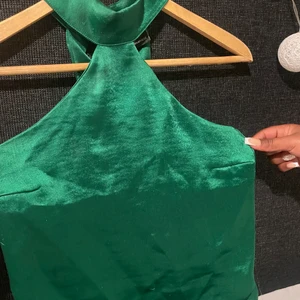 Grön topp - En jätte snygg grön topp från Gina tricot som jag nu säljer eftersom att den tyvär blivit för liten för mig😭🫶 