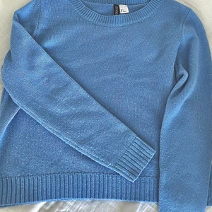 Divided stickad tröja  - Ljusblå stickad tröja av märket divided i storlek S men kan passa på M! 💙💙Jätte bra skick💙💙 ☺️ Skriv till för mer info/bilder.☺️ Säljs super billigt för för 50kr + frakt