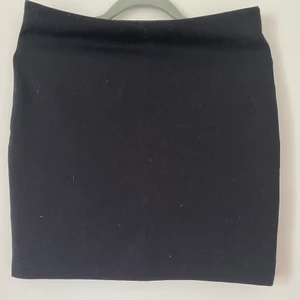 Kjol  - Enkel svart kjol från Cubus, jättefint skick kommer bara inte till användning då jag tycker den är för högmidjad💗