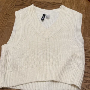 H&M Väst  - Säljer min H&M väst, helt oanvänd. Storleken är S. Men originalspelet på den är ungefär 200 så kommer sälja den för 50kr avenfast den är i bra skick❤️