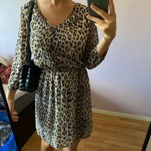 Fin klänning från vila - Vila klänning i leopard