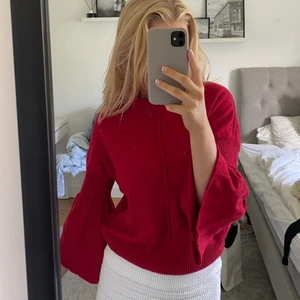 Stickad tröja - Jätte fin röd stickad tröja från Dagmar! Väldigt fint skick