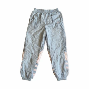 Ljusblåa Adidas Byxor - Ett par fina nästan pastell blå byxor från märket Adidas. Material: Polyester. I fint skick. För fler bilder eller mått kontakta mig! Frakt sker via PostNord spårbart 57 kr 📦