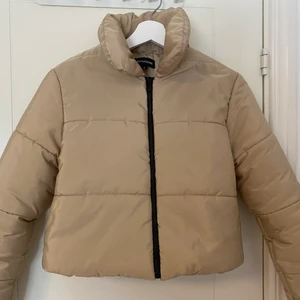 PLT pufferjacka - jättefin beige pufferjacka i lite kortare modell, går till ungefär midjan💕 strlk S