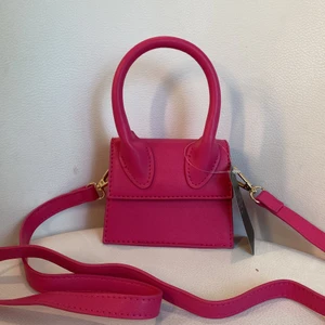 Jacquemus liknande väska  - Säljer då jag fick 2 stycken. Om ni väljer att köpa genom ”köp nu” kostar frakt 49 kr annars kostar det 57 kr  