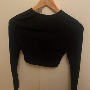 En svart långärmad tröja som är croppad. Köpt ifrån SHEIN och är i storlek XS. Väldigt skönt Material. Säljes för 50kr🎓