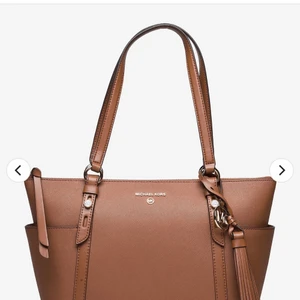 Michael k0rs tote bag  - Slutsåld mk väska. Aldrig använd. Köpt från boozt. Ligger i sin dustbag.  Möts gärna upp!  Annars skickas den mot betalning 