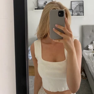 Vit sommar topp - Fin sommar topp, funkar både till vardags och fest. Fint skick💕