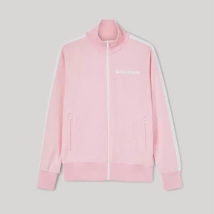 Palm angels tröja/byxa - rosa - Säljer Palm angels dress, kvitto finns Tröja använd 1 gång byxor använda 3 gånger. Dom är i nytt skick och är jätte fina. Tröjan är i storlek S Byxorna är i storlek XS men passar bättre på S pga långa i benen. Jag är 176cm lång