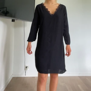 Svart klänning  - Klänning från märket objekt, jag är 155 cm🤍köparen står för frakten på 66kr🤍