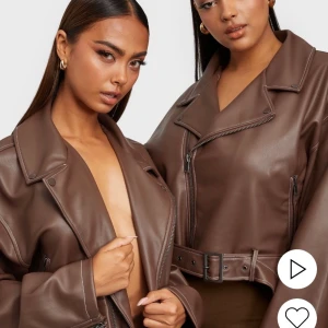 Skinnjacka  - Skit snygg skinnjacka från Nelly Bianca ingrosso. Köpte för 1000 och har använt 2 gånger Max säljer för 500. Ass snyggt när den är lite större. 