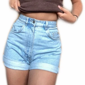 Denim shorts  - Högmidjade denim shorts från ZARA. Som nya.