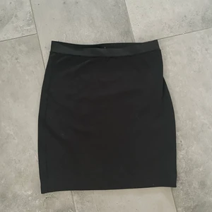 Svart kjol - Svart jättefin tight kjol med resår rem i midjan!💗 bra skick. Står ingen storlek på men skulle tippa på M