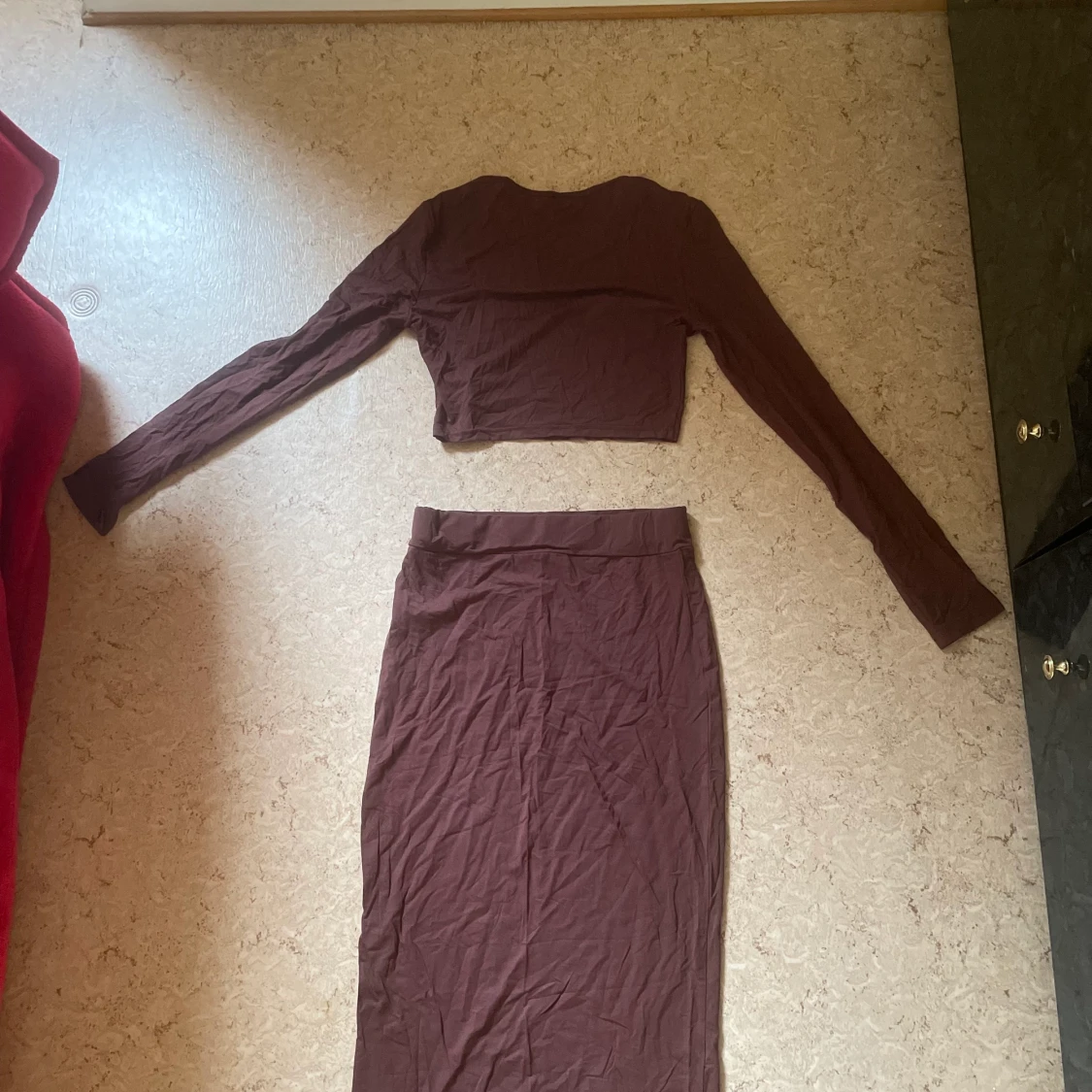 Det är en två delade outfit mörkbrunt  - 90