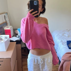 Stickad tröja - Rosa stickad tröja från chealsea i storlek M. Jag är naturligtvis en storlek XS/S. (Passar S och M) Säljer för den inte längre är min stil❤️