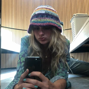 Funkyhat - Egengjord (superskön) virkad hatt!! Kan göras i alla möjliga olika färgkombinationer och kan givetvis göras mindre eller större <3 @enmaskakarlek på insta för fler plagg och beställningar!