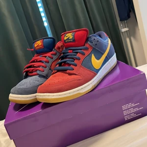 Nike sb dunk barcelona - Nike sb dunk som knappt är använda, använt dem max i en vecka, röda och blåa sko snören medföljer till skon och lådan 