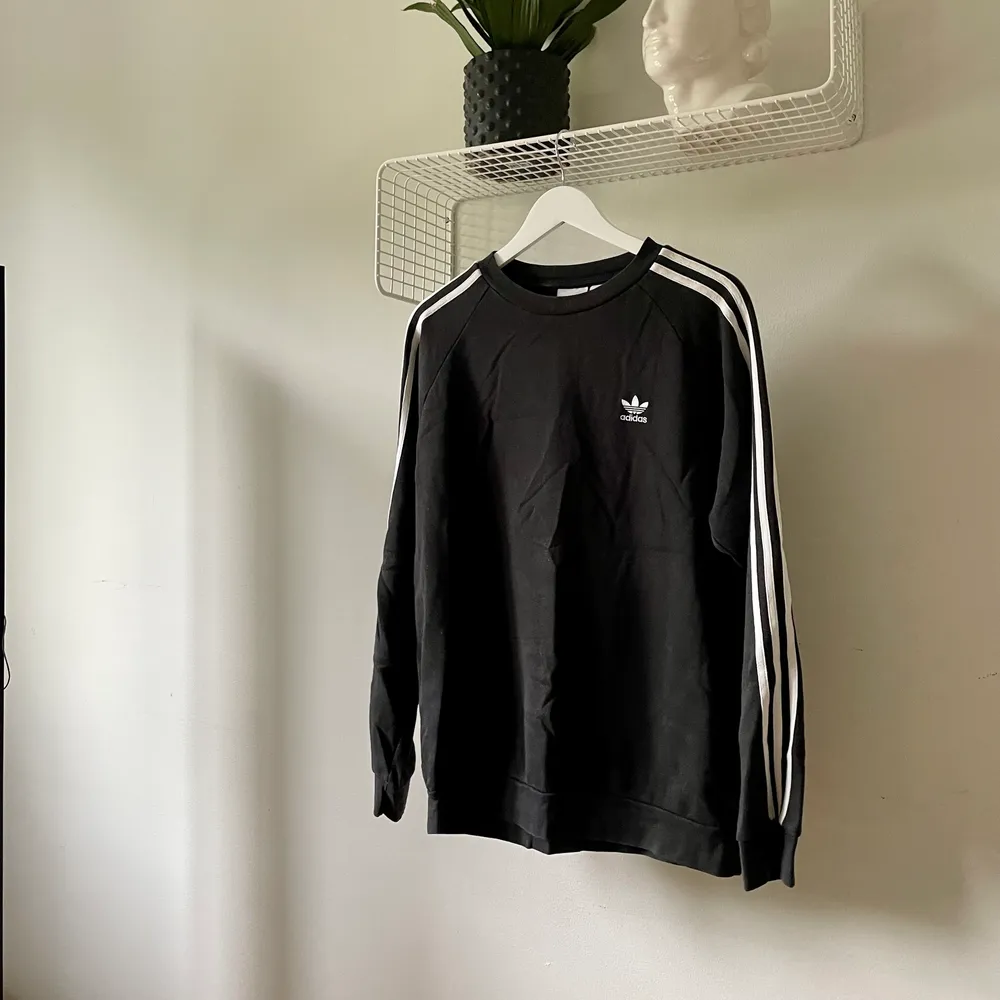 Riktigt mysig Adidas-sweatshirt i mycket bra skick. . Tröjor & Koftor.
