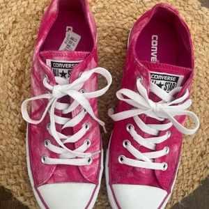 Låga converse rosa tie dye  - Oanvända! Helt glömt att jag haft dem, de har legat i en påse under min säng i ca 4-5 år!! Prislapp kvar (850 kr), köpte dem på Johanssons. Storlek 6.5 = 39.5 Köpare står för frakt