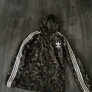 Addidas jacka - En snygg o fräsch militär adidas jacka   Storlek M