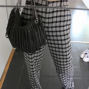 Väska - Supersnygg väska!!!! Stor och rymlig och matchar till allt!! Högsta bud 340!! Köp direkt för 420🤍🤍🤍