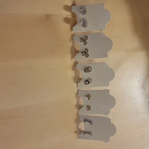 Säljer 5 st örhängen  - Oanvänd