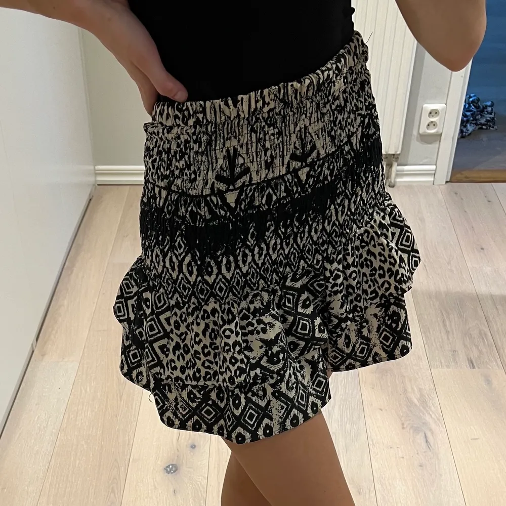 En mönstrad volang kjol med resår upptill, så den är töjbar, ifrån Lager 157 i storlek small💕. Kjolar.