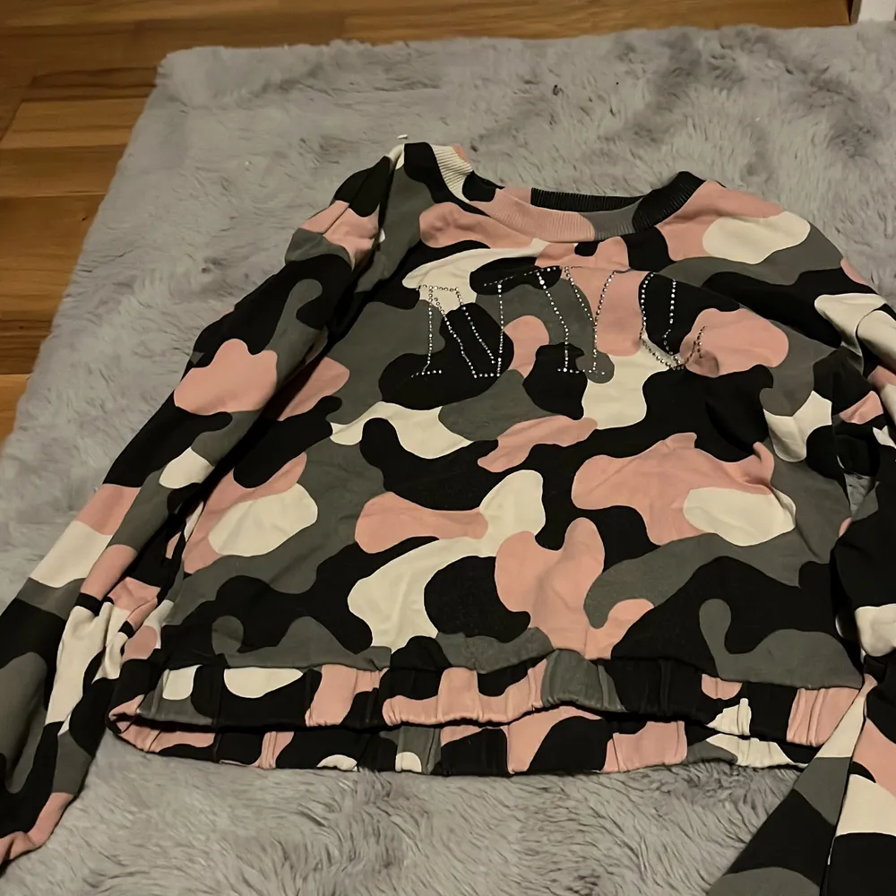 Jag säljer denna Kamouflage tröjan. Den ör i storleken 146-152 och i ganska bra skick! Den kostar 25kr +frakt. Tröjor & Koftor.