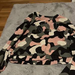 Jag säljer denna Kamouflage tröjan. Den ör i storleken 146-152 och i ganska bra skick! Den kostar 25kr +frakt