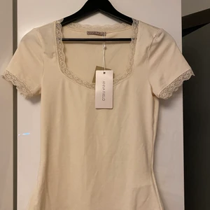 spets tröja - instressekoll! vill se ifall någon vill köpa min fina spets tröja som tyvärr inte kommer till användning 