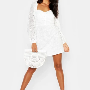 Klänning  - Vit klänning från boohoo. Storlek 40. Endast använd en gång. Nypris 500. 