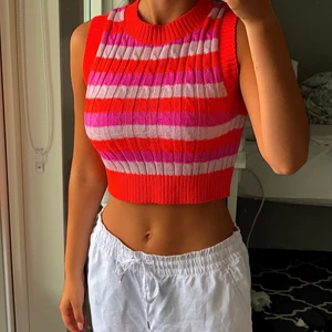 gullig topp - stickad topp från h&m perfekt till sommaren, mer orange i verkligheten. storlek XS, men passar mig som har S. betalning sker via swish och köparen betalar frakt💗