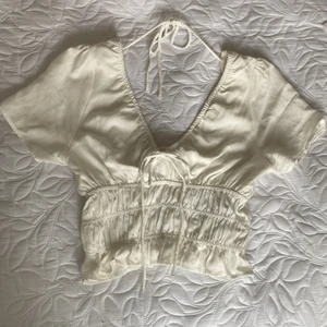 Sommarblus 💖 - En fin sommarblus från Zalando , andvänt en gång 💖. Jättefin men passar inte direkt mig. Väldigt bekväm och tajt längst , passar jättebra till jeans och linnebyxor. Köpte för 229kr💕 skriv om du vill se mer bilder på blusen eller ändra priset💕.