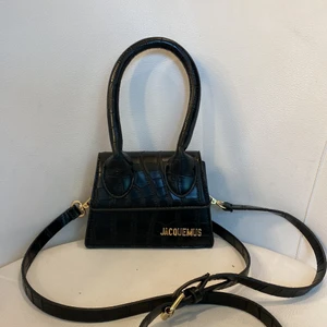 Jacquemus inspirerad väska  - Inte äkta, köpt second hand. Om ni väljer att köpa genom ”köp nu” kostar frakt 49 kr annars kostar det 57 kr  