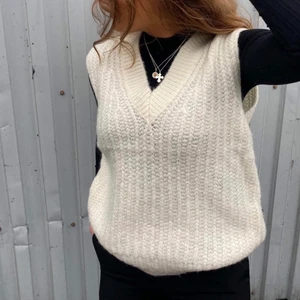 Stickad väst  - Fin stickad väst från desingnbysi, mycket bra skick🤍