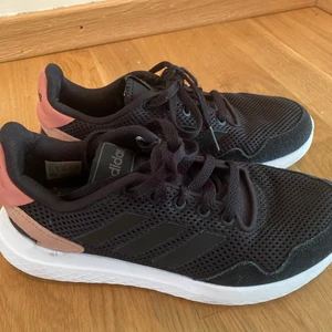 Adidas skor strl 36,5  - Adidas skor som endast använts inomhus på gymnastiken.  Är i väldigt bra skick 