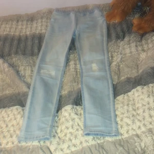 Fina jeans  - Jätte fina jeans inte mycket använda Med hål i. Och är tajta.